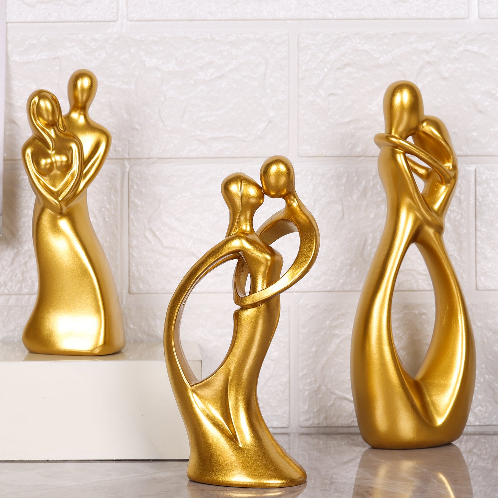 Couple hugging statue