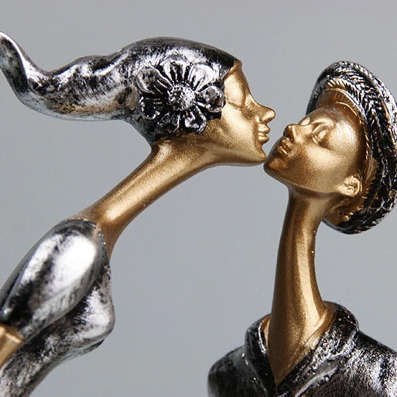 Love Couple Statue